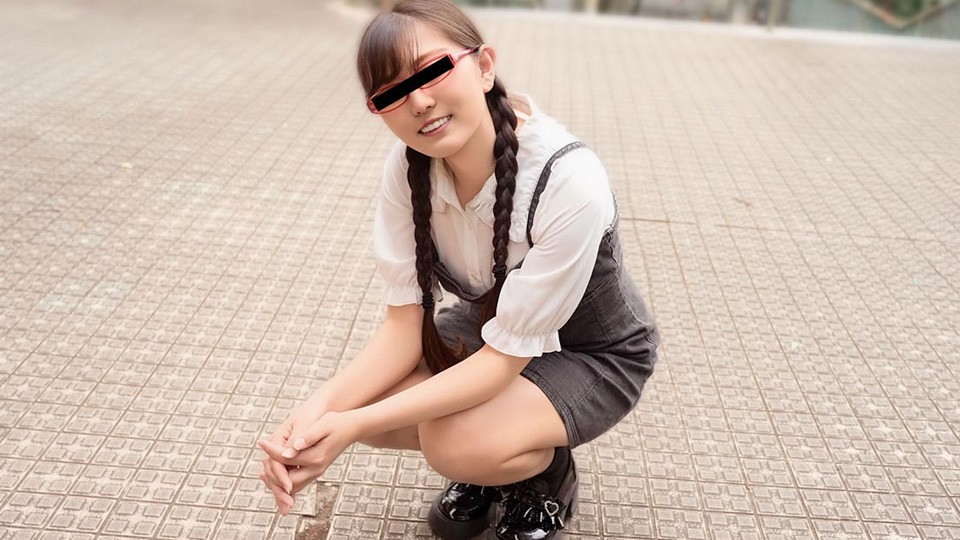 021426_01-10MU หญิงสาวสวมแว่นต…